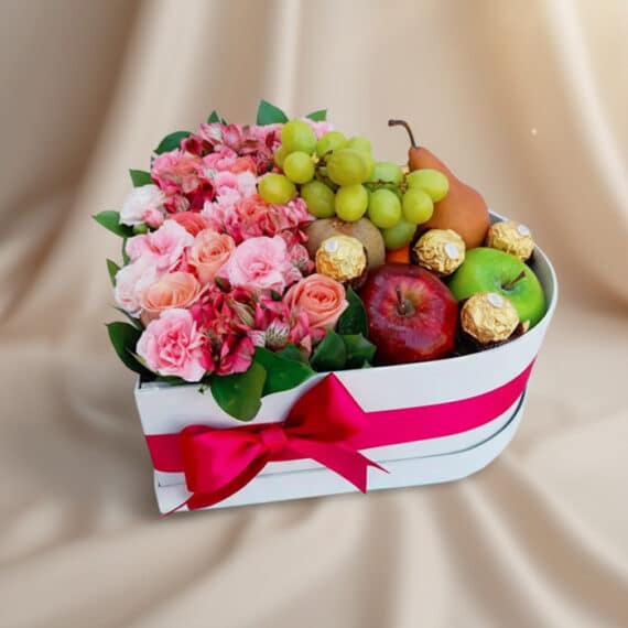 Arreglo AMOS: Caja Corazón de Rosas, Frutas y Ferrero para Regalo Arreglo AMOS en caja corazón con rosas rosadas, alstroemerias, uvas, manzanas, pera y chocolates Ferrero Rocher, ideal para r