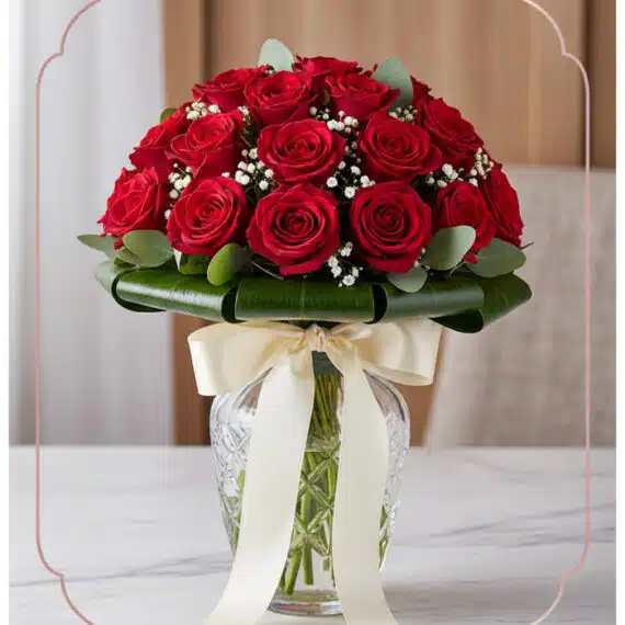 Arreglo Floral DOMENICA: 30 Rosas Rojas para Enamorar Arreglo floral DOMENICA con 30 rosas rojas frescas en un jarrón de cristal elegante, ideal para expresar amor y pasión.