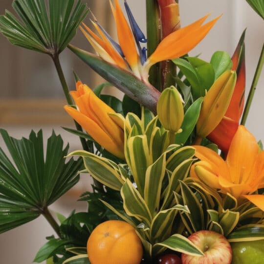 Primer plano extremo de Arreglo Floral con Frutas Alfa, mostrando texturas hiperrealistas, gotas de rocío y colores vibrantes