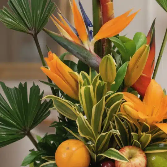 Primer plano extremo de Arreglo Floral con Frutas Alfa, mostrando texturas hiperrealistas, gotas de rocío y colores vibrantes