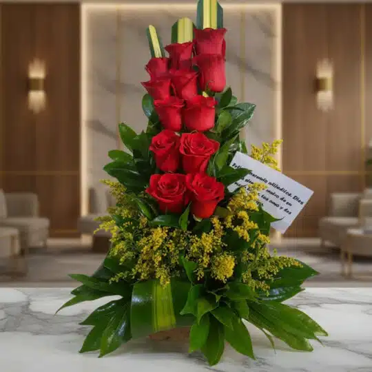 Arreglo floral Pensando en Ti con rosas rojas vibrantes y follaje verde, ideal para expresar amor y cariño en cualquier ocasi