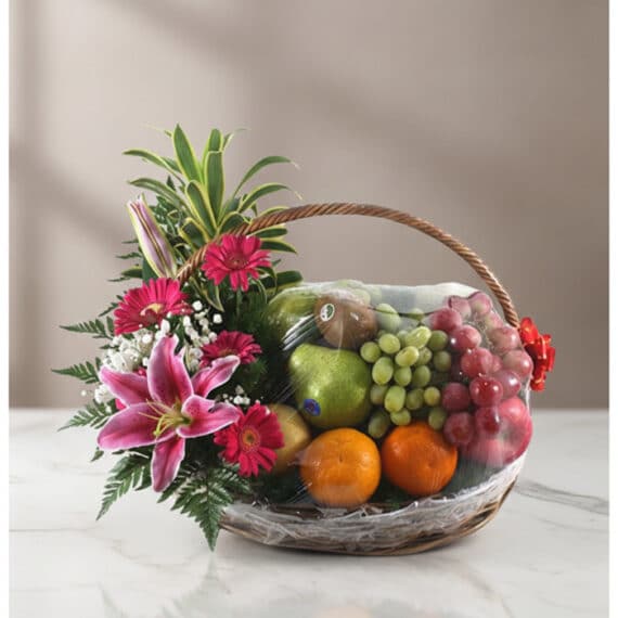 Arreglo Frutal CARMINE: Cesta de Frutas Frescas y Flores Vibrantes Cesta de regalo Arreglo Frutal CARMINE con frutas frescas variadas como uvas, manzanas, peras, naranjas y kiwi, acompañada de