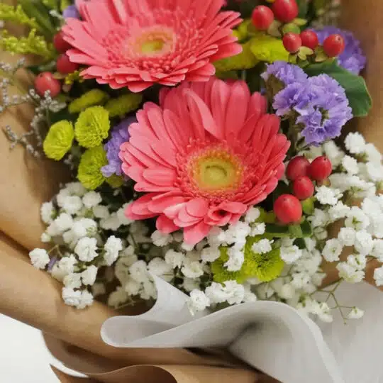 Primer plano extremo de un vibrante Bouquet Floral LIA con gerberas amarillas, gotas de rocío y textura hiperrealista, envuel