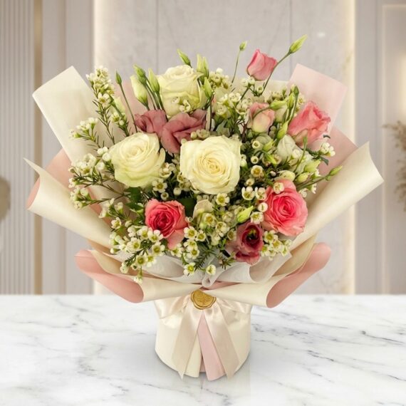 Bouquet Floral SUSANA: Rosas y Astromelias en Empaque Coreano Elegante Bouquet Floral SUSANA con rosas blancas y rosadas, astromelias y follaje verde, envuelto en papel coreano rosa y crema, sobre