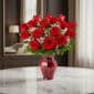 Jarrón Amor Incondicional con un hermoso arreglo de rosas rojas frescas y follaje verde, sobre una mesa de mármol en un elega